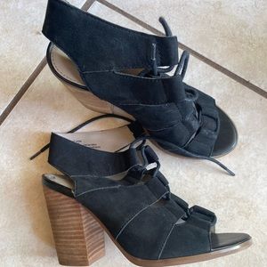 Hinge black sandals